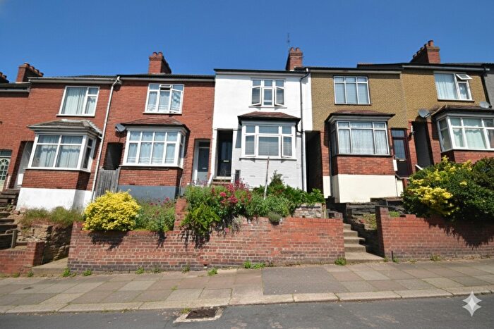 3 Bedroom Terraced House For Sale In Kingston Road, Luton, Bedfordshire, LU2