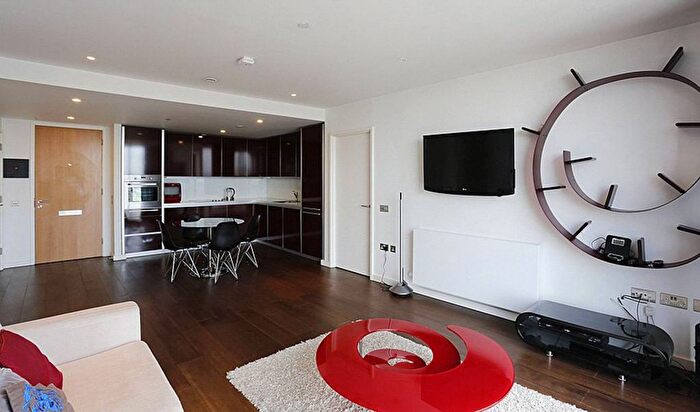 2 Bedroom Flat To Rent In Walworth Road, Elephant And Castle, London, SE1