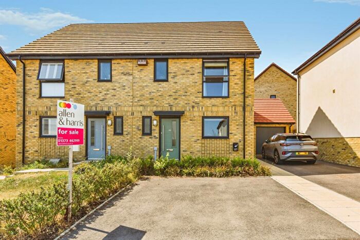 3 Bedroom Semi Detached House For Sale In Oakley Way, Frome, BA11