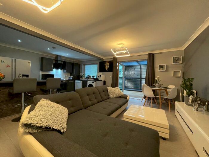 2 Bedroom Flat To Rent In Hening Avenue, Ipswich, IP3