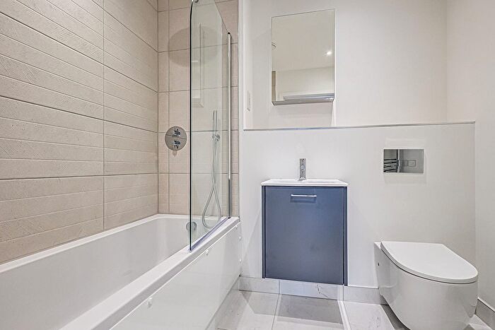 2 Bedroom Flat For Sale In High Street, Rayleigh, SS6