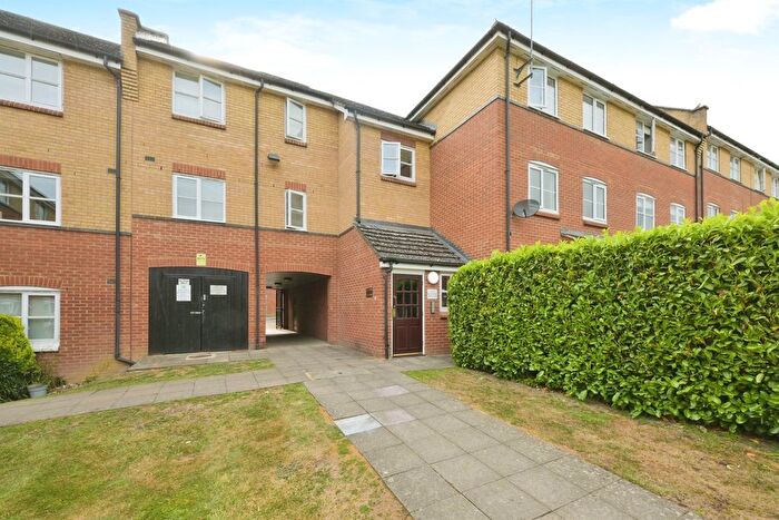 2 Bedroom Flat For Sale In Plomer Avenue, Hoddesdon, EN11