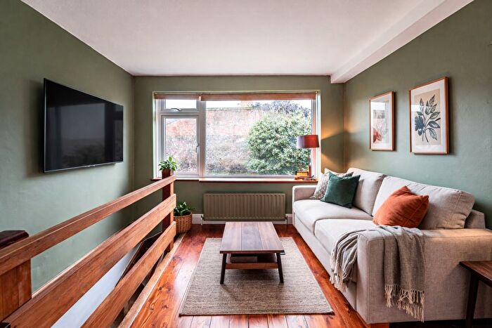 2 Bedroom Flat To Rent In Raeburn Street, London, SW2