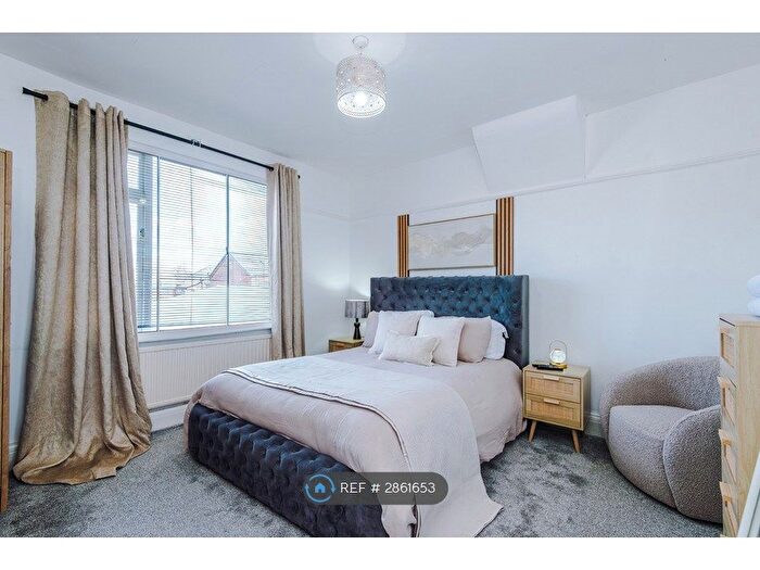 3 Bedroom Flat To Rent In Heald Green, Cheadle, SK8