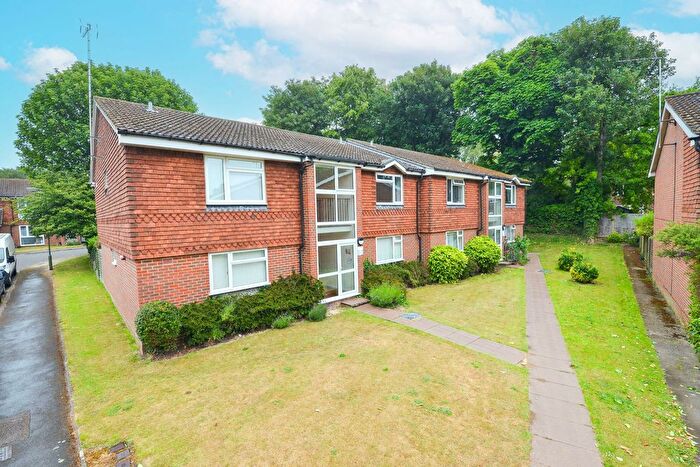 1 Bedroom Flat To Rent In Griffin Way, Bookham, Leatherhead, KT23