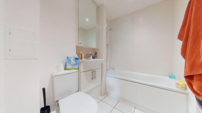 2 Bedroom Flat For Sale In Gainsborough House, Cassilis Road, Canary Wharf, London, E14