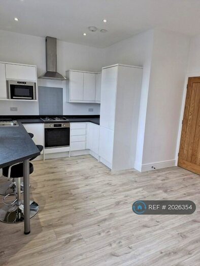 2 Bedroom Flat To Rent In The Street, Tongham, GU10