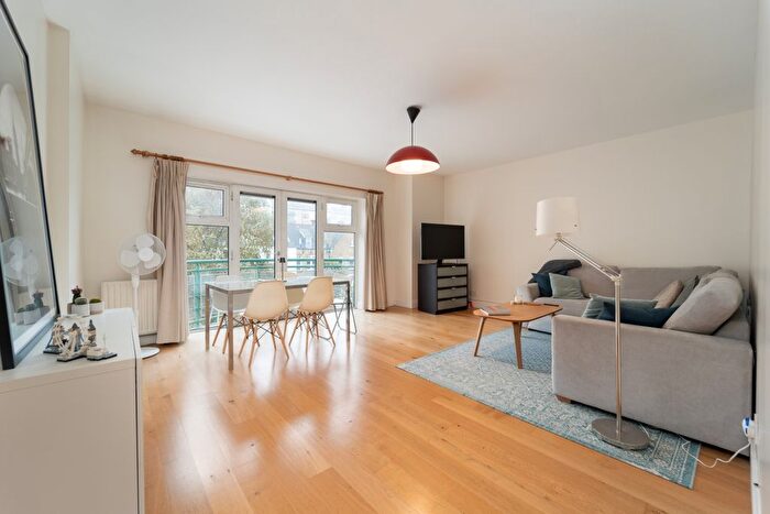 2 Bedroom Flat To Rent In Millennium Square, London, SE1