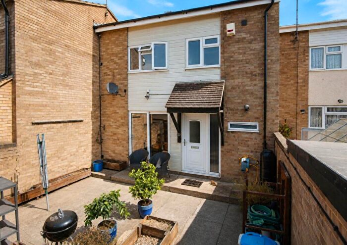 3 Bedroom Terraced House For Sale In Dryden Close, Aylesbury, HP20
