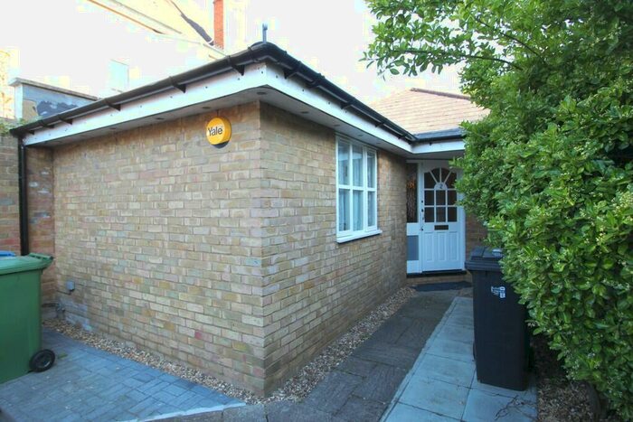 2 Bedroom Detached Bungalow To Rent In Kingston Upon Thames, Surrey, KT1
