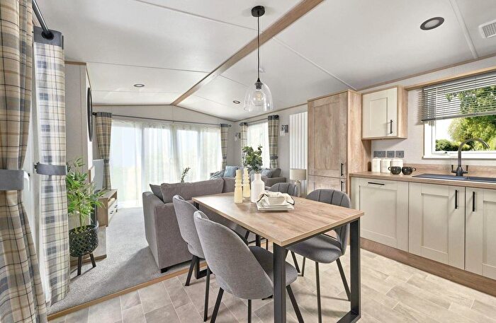 2 Bedroom Mobile/park Home For Sale In Hull Road, York, YO41 - Photo 4