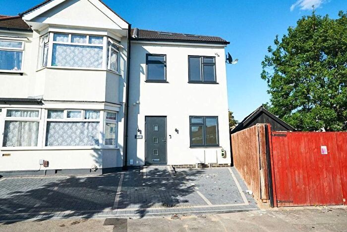 4 Bedroom Semi-Detached House To Rent In Westernville Gardens, Ilford, IG2