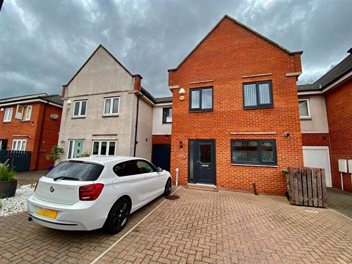 4 Bedroom Terraced House For Sale In Cormorant Drive, Dunston, Gateshead, NE11