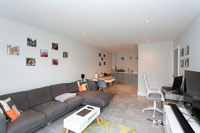 1 Bedroom Flat To Rent In Bushey Hall Road, Bushey, WD23