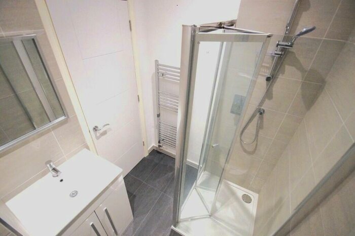 2 Bedroom Apartment To Rent In The Crescent, Bedford, Bedfordshire, To £ Pcm, MK40