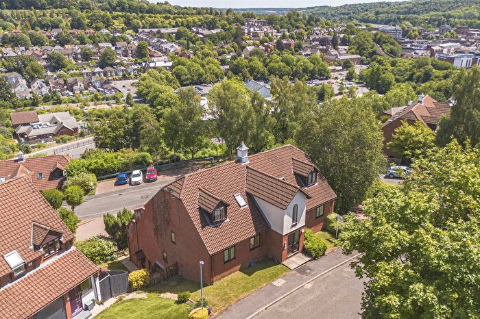 2 Bedroom Maisonette For Sale In Walk Of Station, High Wycombe, HP13