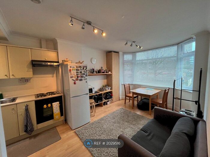 2 Bedroom Flat To Rent In Southmead Road, Westbury-On-Trym, Bristol, BS10