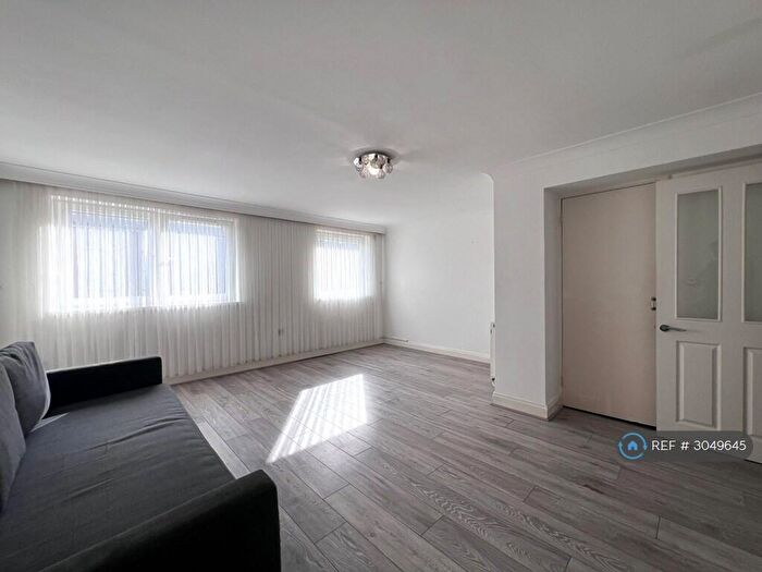 3 Bedroom Flat To Rent In Yeomans Way, Enfield, EN3