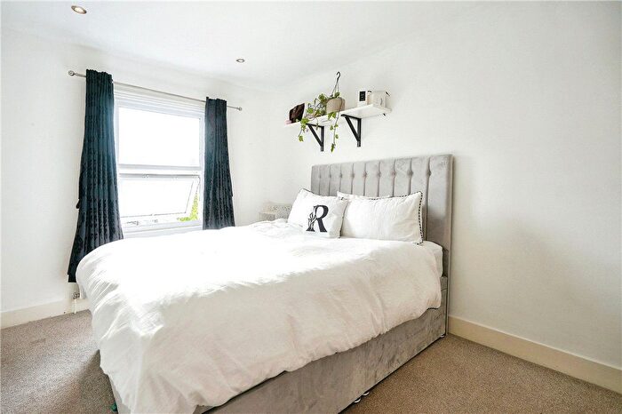 2 Bedroom Flat For Sale In Falcon Road, Battersea, London, SW11