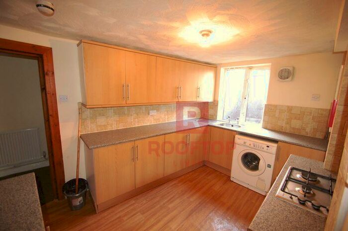 6 Bedroom House To Rent In Hessle Place, Leeds, LS6