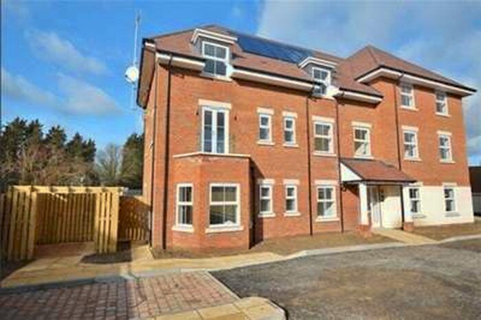 2 Bedroom Flat To Rent In Close To Train Station, HP27