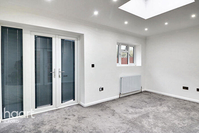 4 Bedroom End Of Terrace House For Sale In Daffodil Gardens, Ilford, IG1