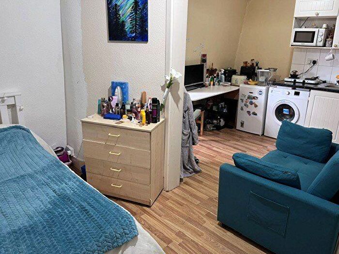 Studio To Rent In New Broadway, Ealing, W5