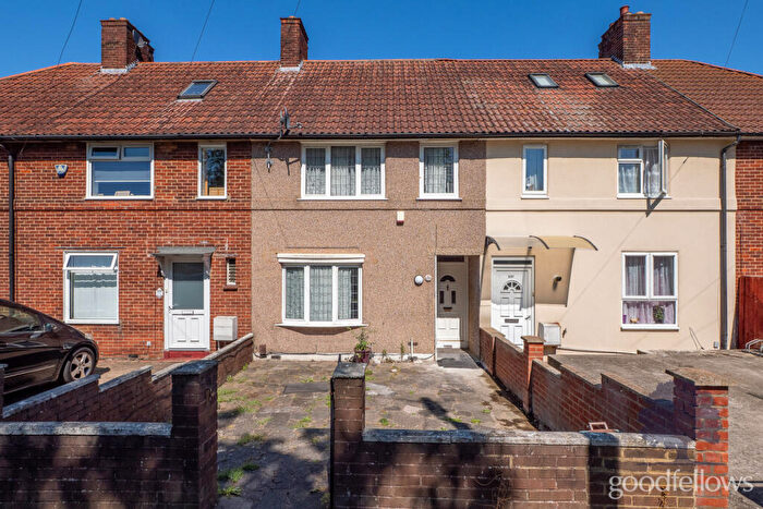 3 Bedroom House To Rent In Green Lane, Morden, Surrey, SM4