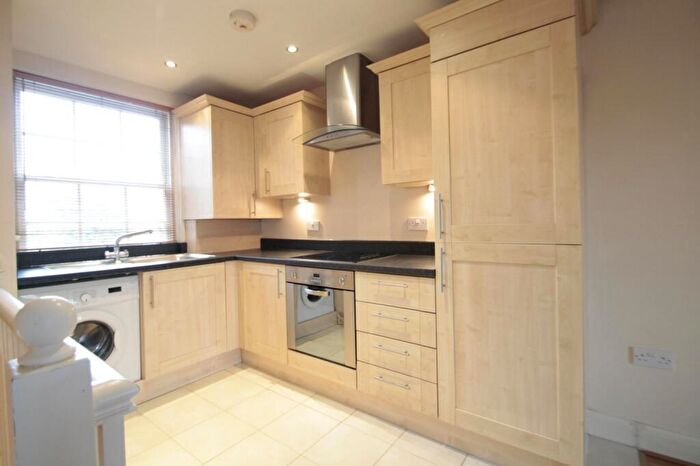 1 Bedroom Flat To Rent In Holstein Avenue, Weybridge, KT13