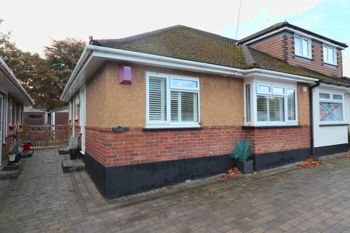 2 Bedroom Bungalow To Rent In Pilgrims Hatch - Brentwood, CM15