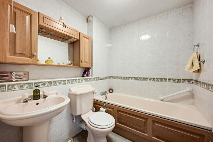 1 Bedroom Apartment For Sale In Waylands Mead, Beckenham, BR3