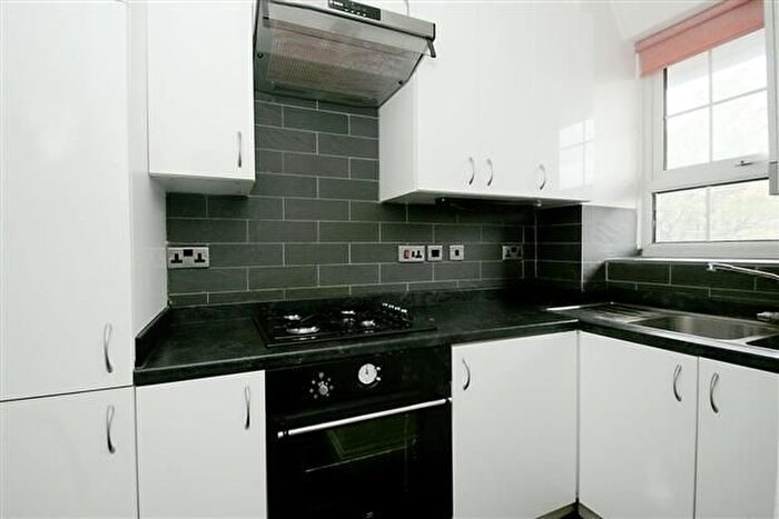 2 Bedroom Flat For Sale In Old Kent Road, London, SE1