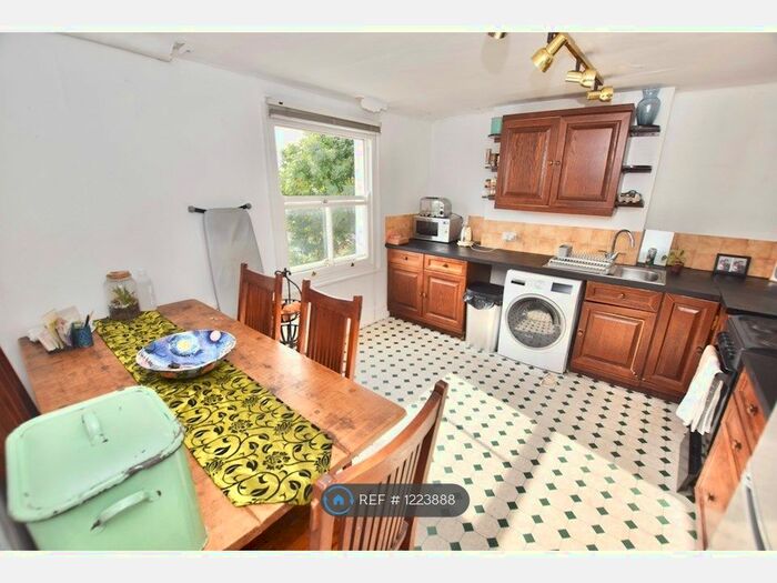 2 Bedroom Flat To Rent In Crockerton Road, London, SW17
