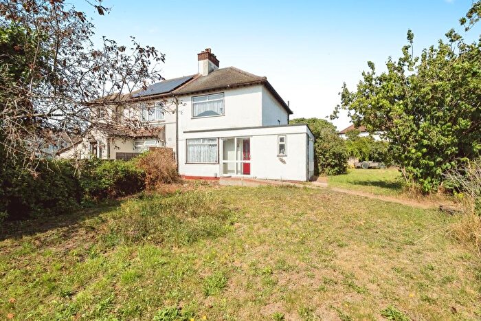 3 Bedroom Semi-Detached House For Sale In Wennington Road, Rainham, RM13