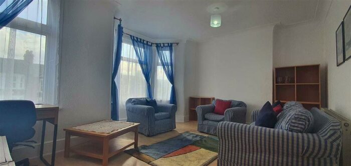1 Bedroom Flat To Rent In De Vere Gardens, Ilford, Essex, IG1