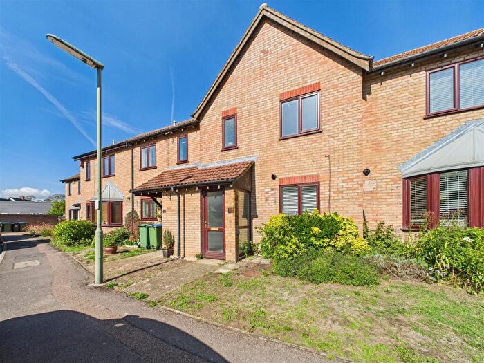 3 Bedroom House For Sale In Stonebanks, Walton-On-Thames, KT12
