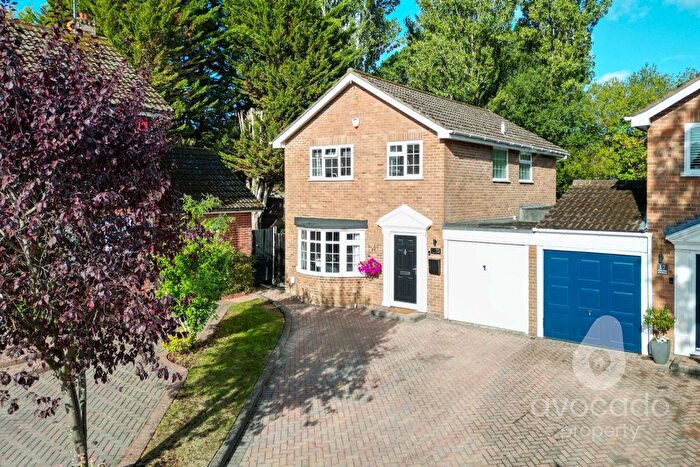 4 Bedroom Link Detached House For Sale In Claydon Gardens, Blackwater, Camberley, Hampshire, GU17