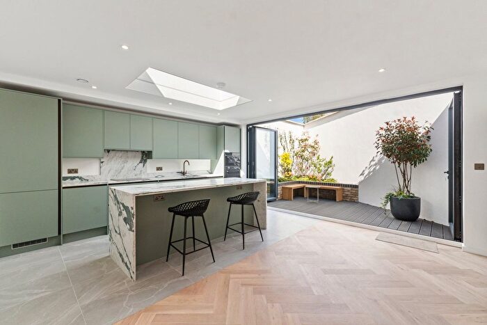 3 Bedroom Flat For Sale In Jeddo Road, Wendell Park, Shepherd's Bush, W12