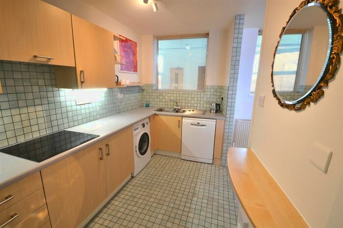 3 Bedroom Flat To Rent In Royal Parade, Eastbourne, BN22