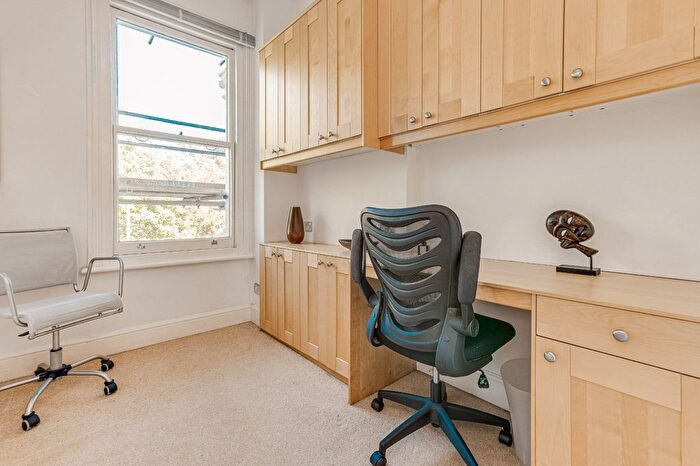 3 Bedroom Flat To Rent In Petersham Road, Richmond, TW10