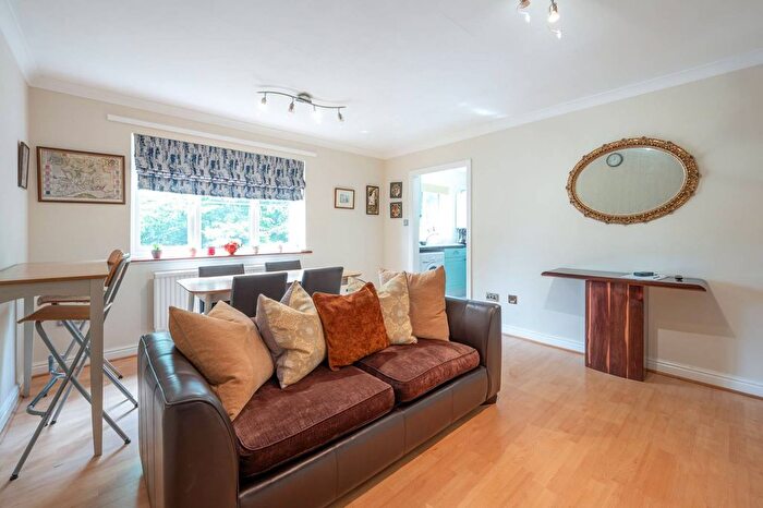 2 Bedroom Flat For Sale In Henry Road, New Barnet, Barnet, EN4