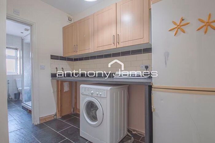 6 Bedroom Semi-Detached House To Rent In Long Lane, Bexleyheath, DA7