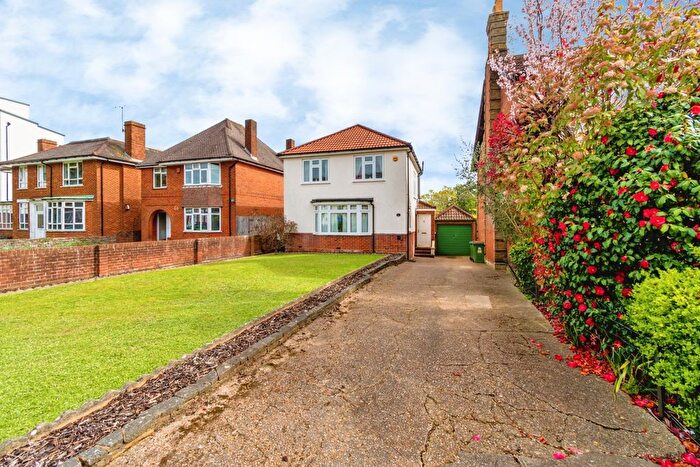 3 Bedroom Detached House For Sale In Portswood Road, Southampton, Hampshire, SO17