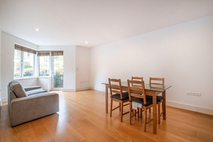 2 Bedroom Flat To Rent In Strand Drive, Kew, TW9