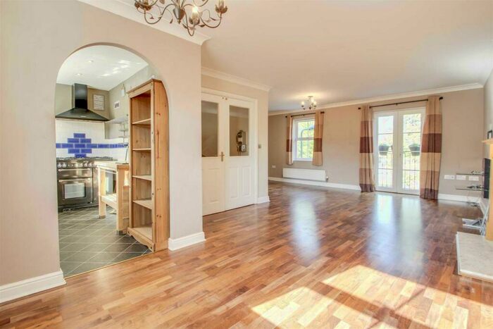 5 Bedroom Town House To Rent In Allington Circle, Kingsmead, MK4