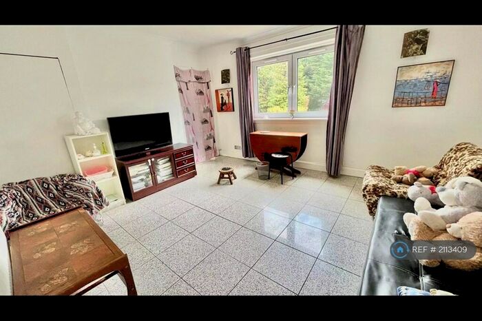 2 Bedroom Flat To Rent In Dinmont Drive, Edinburgh, EH16