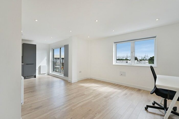 2 Bedroom Flat To Rent In Windmill Lane, Hanwell, UB2