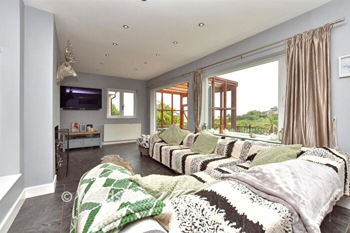 4 Bedroom Chalet For Sale In Baldwin Road, Minster-On-Sea, Kent, ME12