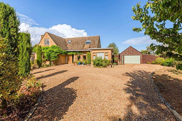 4 Bedroom Bungalow For Sale In Evesham Road, Broadway, Worcestershire, WR12