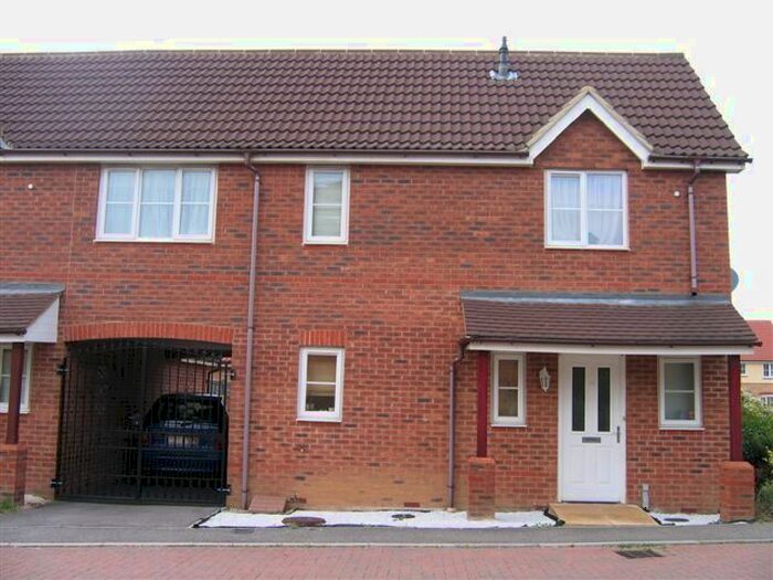 3 Bedroom Semi-Detached House To Rent In Thistle Drive, Hatfield, AL10